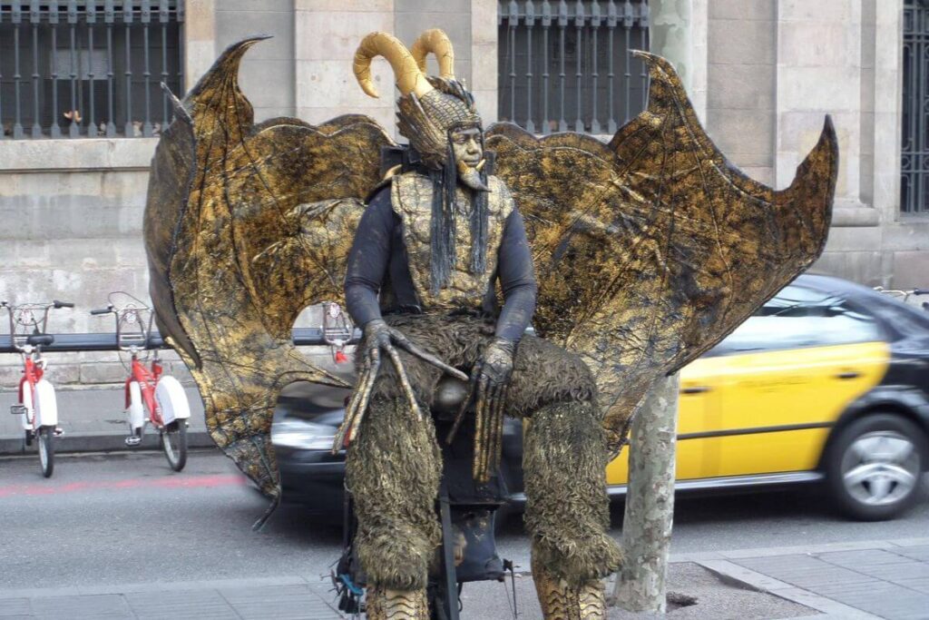 estatua humana - Dragón - Rambla Barcelona